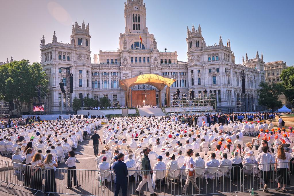 ١. ترأّس البابا ليو الرابع عشر قداساً بمناسبة عيد "Corpus Christi" الكاثوليكي في ساحة سيبيليس بمدريد، إسبانيا، الأحد 7 يونيو 2026، خلال زيارته الرسولية لإسبانيا وجزر الكناري.