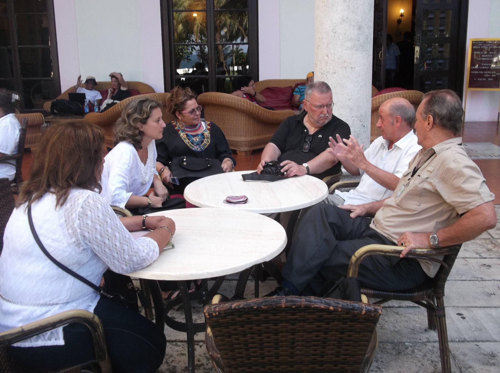 Tertulia en la terraza jardín del Hotel Nacional de la Habana (Cuba) durante el descanso en alguna de las sesiones de un Ciclo Avanzado de Seminarios en Comunicación Estratégica que impartimos conjuntamente al alimón. Nos acompañan en la imagen la Doctora Magda Rivero, el profesor Orlando Gutiérrez y dos profesionales de las Relaciones Públicas y la Comunicación de Cuba y México, respectivamente.