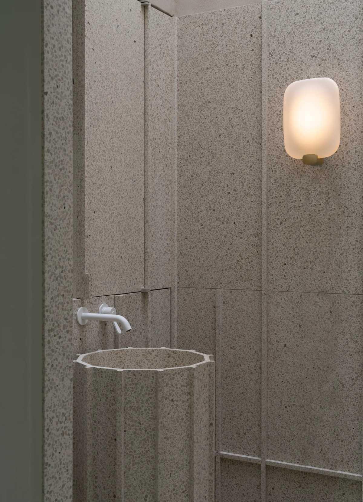 Arandela DCW Light me Tender vertical By Patrick Jouin