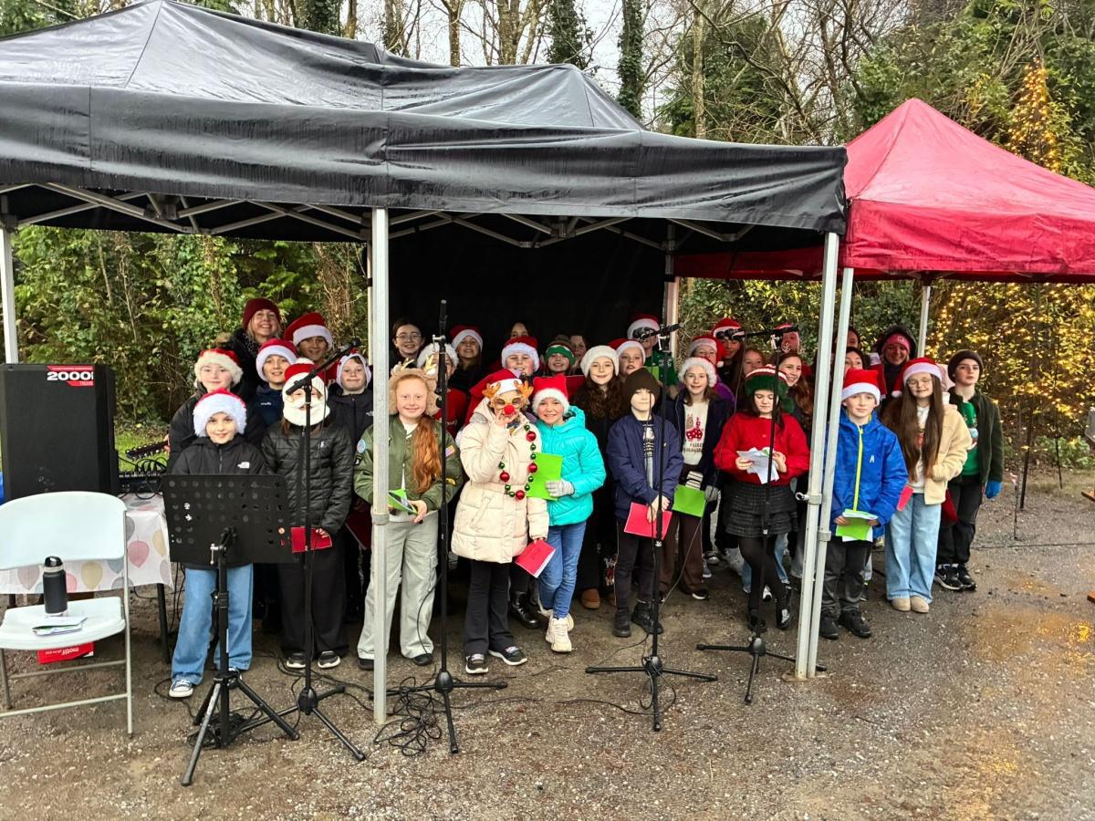 Singing at the Christmas market Singing at the Christmas market
