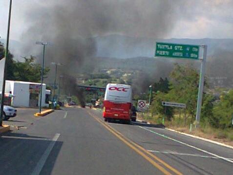 Así termina la toma de caseta Tuxtla - San Cristobal, destrozos y vehiculos quemados