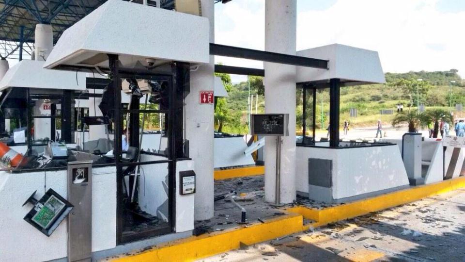 Así termina la toma de caseta Tuxtla - San Cristobal, destrozos y vehiculos quemados