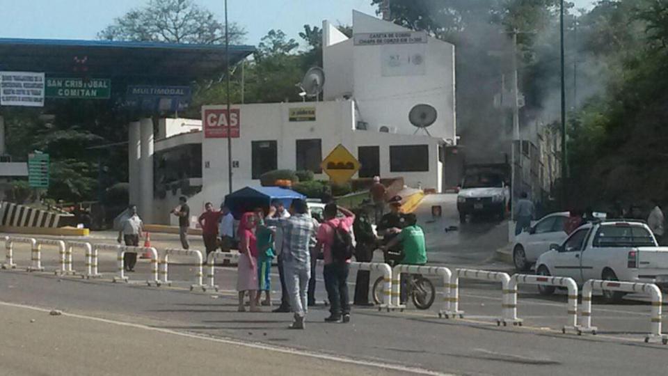 Así termina la toma de caseta Tuxtla - San Cristobal, destrozos y vehiculos quemados