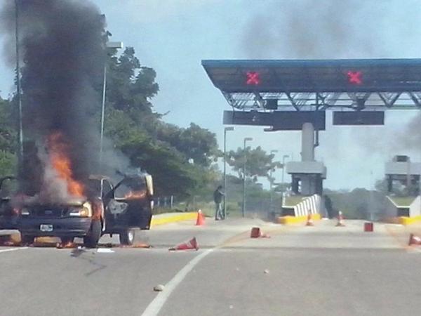 Así termina la toma de caseta Tuxtla - San Cristobal, destrozos y vehiculos quemados