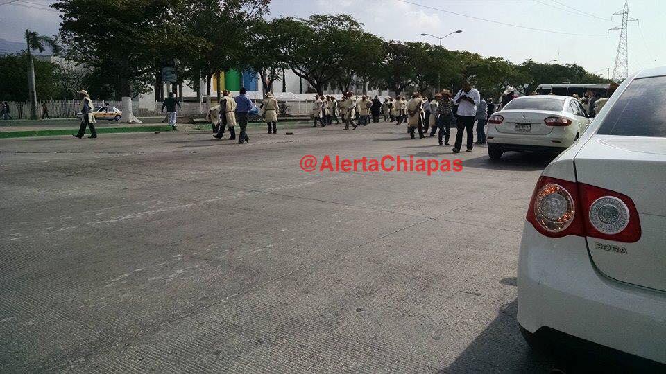 Precaución, se presenta bloqueo en libramiento norte a la altura de Torre Chiapas, tome vías alternas #Tuxtl