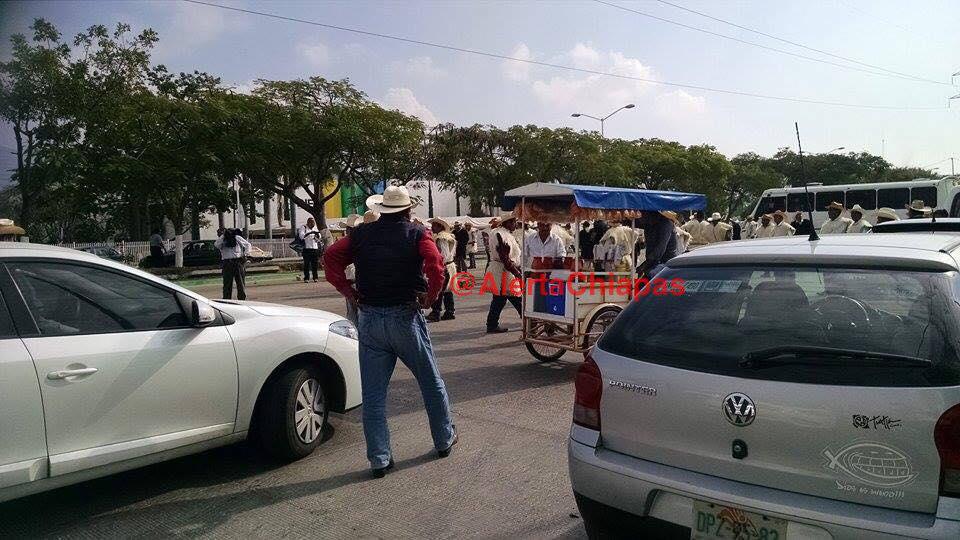 Precaución, se presenta bloqueo en libramiento norte a la altura de Torre Chiapas, tome vías alternas #Tuxtl