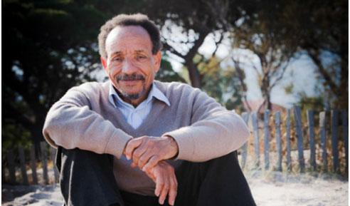 Pierre Rabhi en 2014. Photo : Corine Brisbois, couverture du livre "Vers une sobriété heureuse" Babel Actes Sud 
