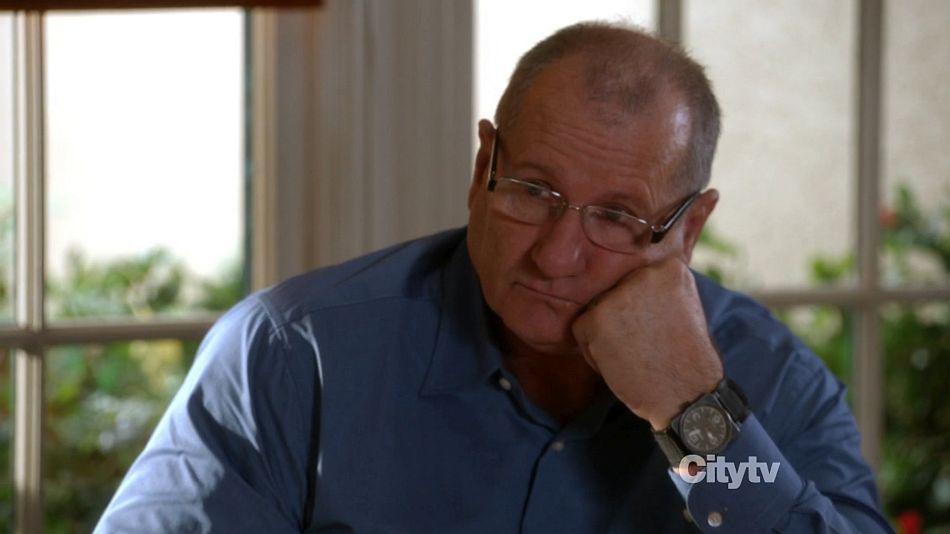 Modern Family Ed O Neill porte une montre Bell Ross BR 01 kaki