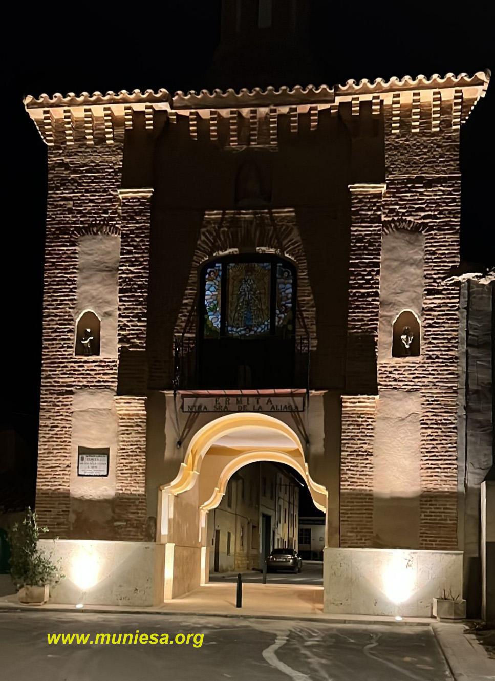 MUNIESA ILUMINA EL ARCO Y ERMITA. MUNIESA ILUMINA EL ARCO Y ERMITA.