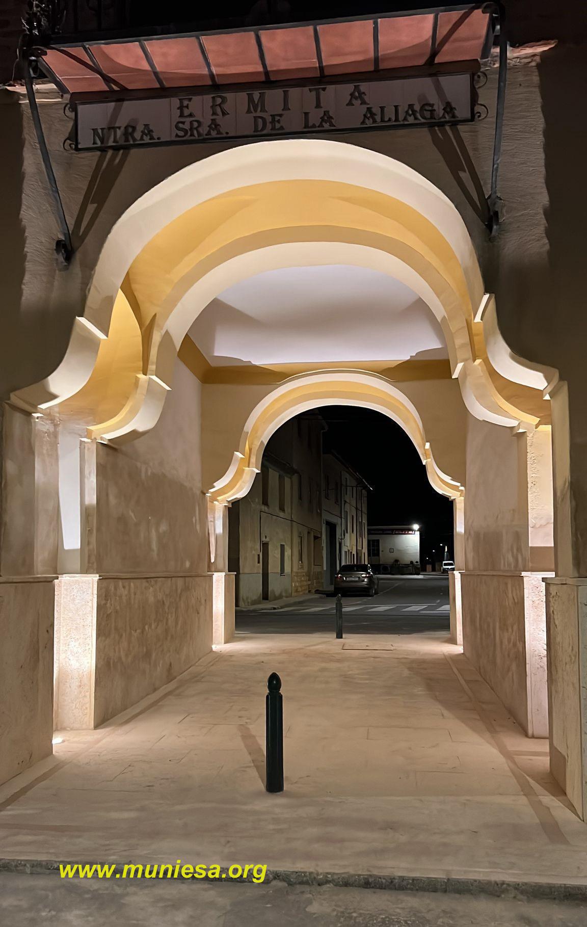 MUNIESA ILUMINA EL ARCO Y ERMITA. MUNIESA ILUMINA EL ARCO Y ERMITA.