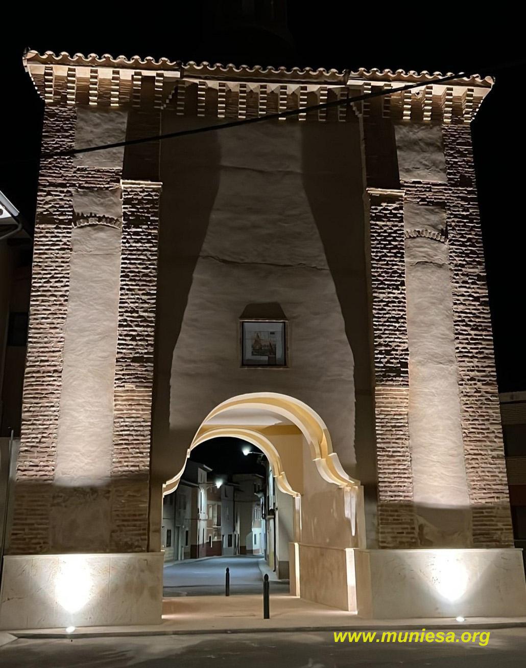 MUNIESA ILUMINA EL ARCO Y ERMITA. MUNIESA ILUMINA EL ARCO Y ERMITA.