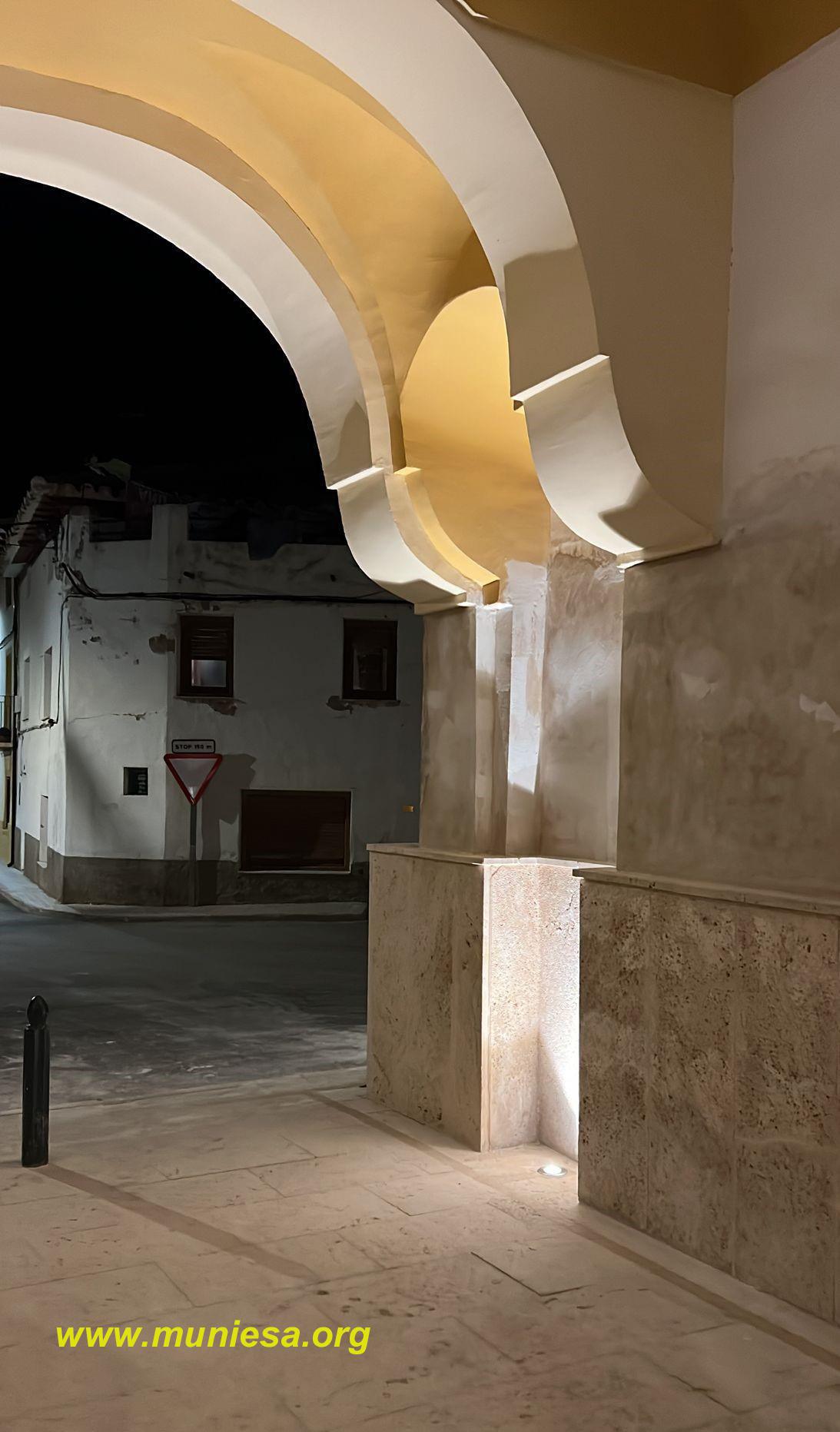 MUNIESA ILUMINA EL ARCO Y ERMITA. MUNIESA ILUMINA EL ARCO Y ERMITA.
