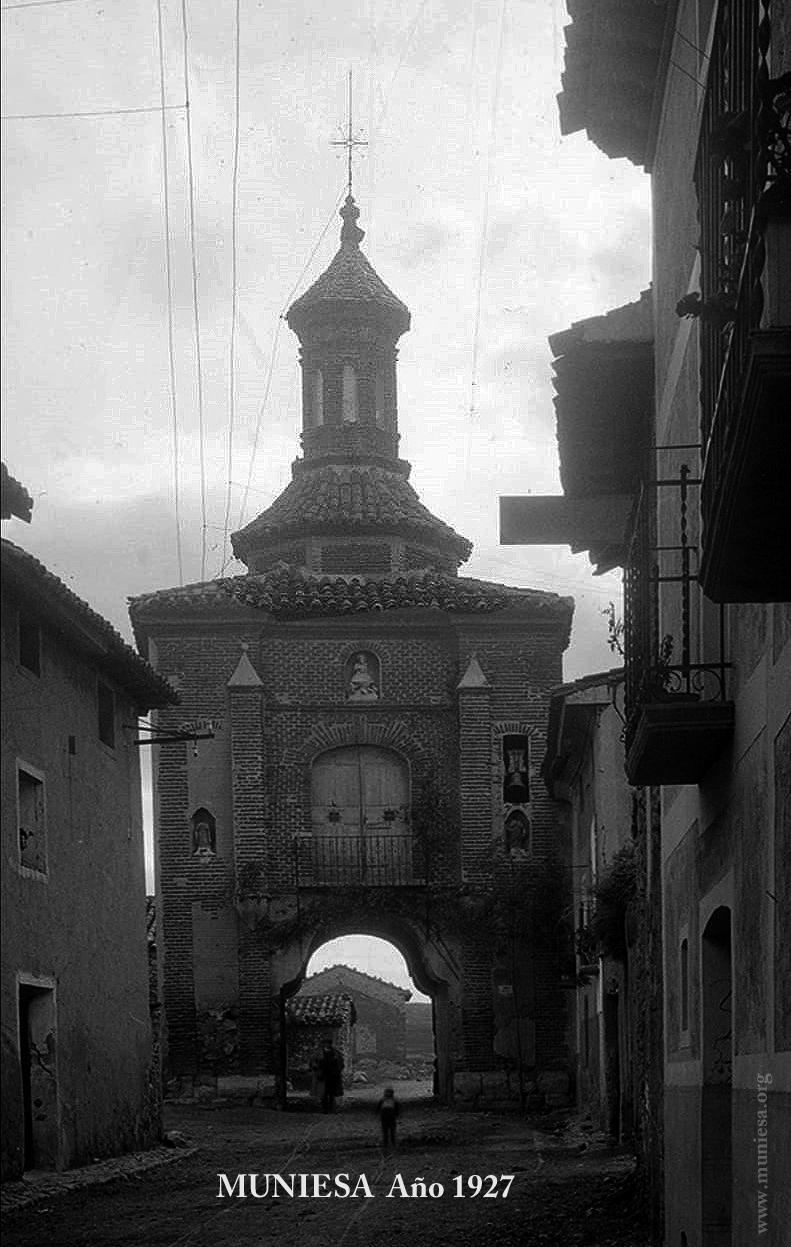 MUNIESA ILUMINA EL ARCO Y ERMITA. MUNIESA ILUMINA EL ARCO Y ERMITA.