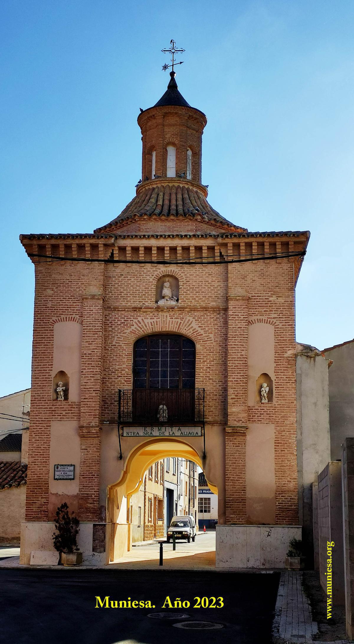 MUNIESA ILUMINA EL ARCO Y ERMITA. MUNIESA ILUMINA EL ARCO Y ERMITA.