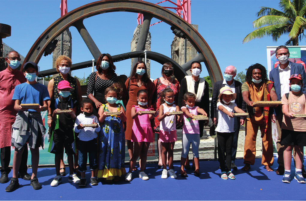 Les officiels et des enfants réunis à l’issue du discours de Huguette Bello, présidente de la Région Réunion.