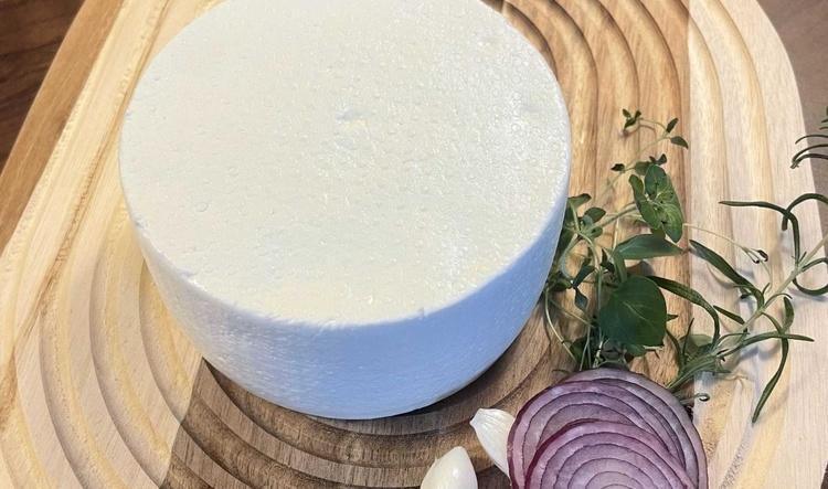 Nach 20 Jahren wieder mit dem Käsen angefangen. Und er schmeckt wirklich mega lecker. (Feta)