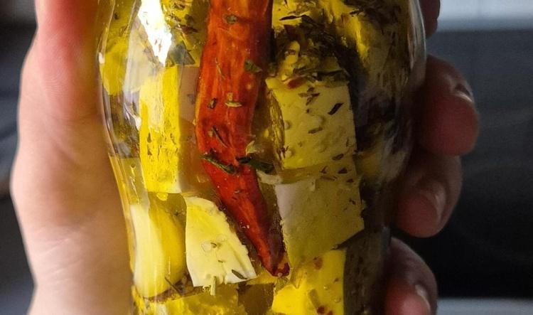 Feta frisch in Öl eingelegt