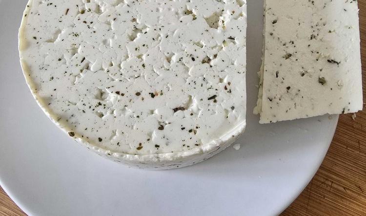 Erster Feta mit Kräutern
