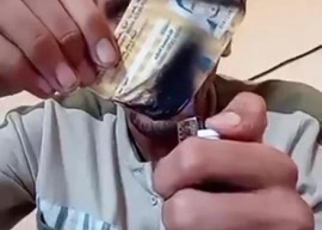  شاب صحراوي يحرق بطاقة البوليساريو ويشهر ولائه للمغرب