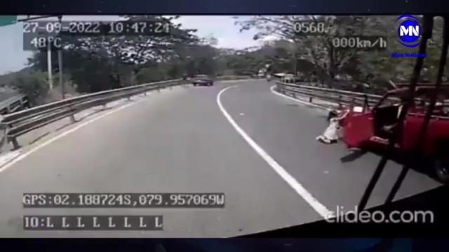 Niña cae a vía principal