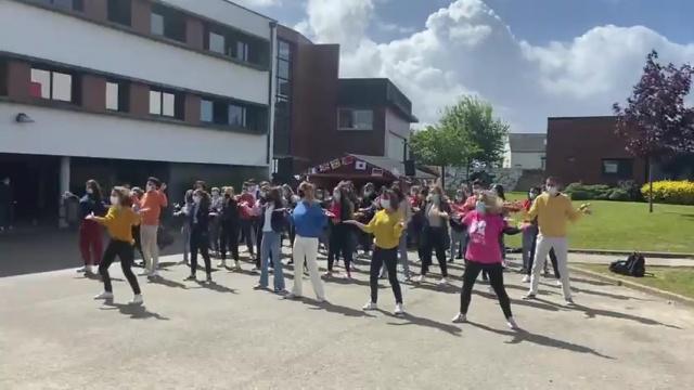 Quelques pas de danse pour conclure en beauté la semaine des langues vivantes !