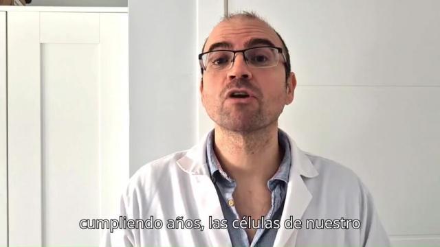 ¿Cómo influye la edad en la recomendación de vacunación en mujeres con cáncer ginecológico?