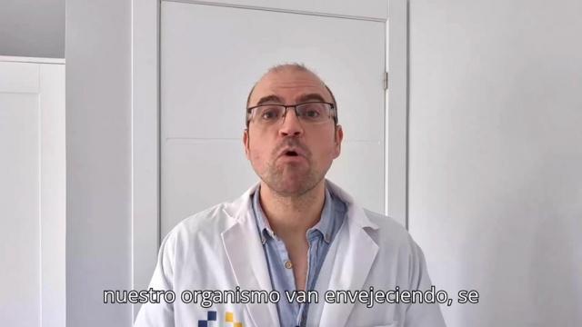 ¿Cómo influye la edad en la recomendación de vacunación en mujeres con cáncer de mama?