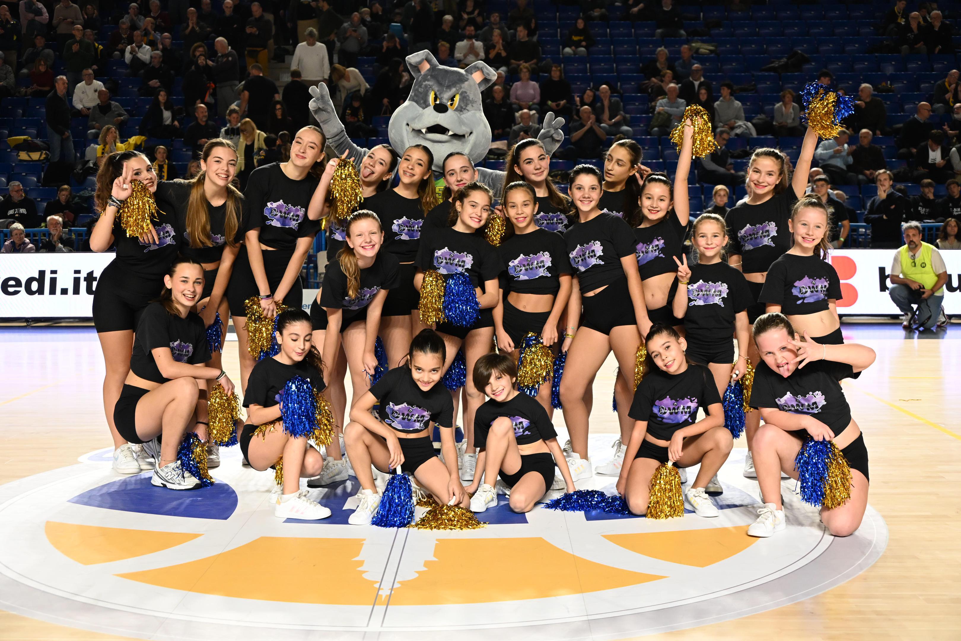 Le ragazze di “Dance with me Vigevano” illuminano il palaELAchem