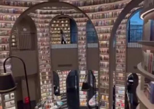 مكتبة تمتد على طابقين وتقدم أكثر من 100000 كتاب