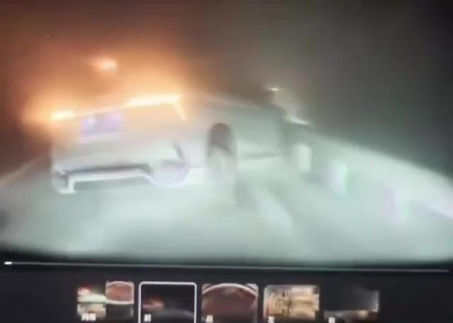 تسلا تتجنب الاصطدام داخل سحابة دخان وغبار كثيف