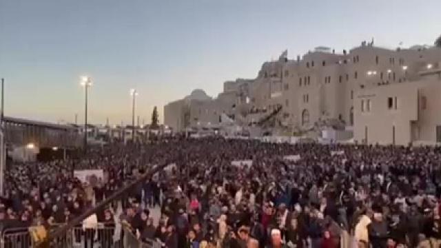 Des milliers de personnes se rassemblent au Mur Occidental à Jérusalem pour prier pour la libération en toute sécurité des 136 Israéliens toujours détenus par le Hamas à Gaza