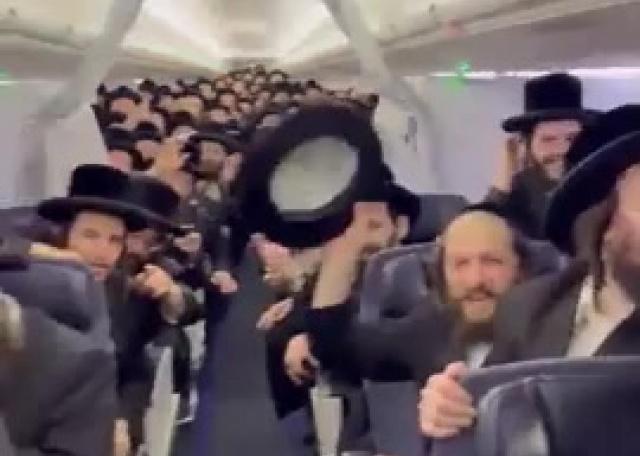 Les ‘Hassidim de Merkaz Viznitz sur la charte en route vers Anvers pour le Tish Hamsha Esher du Shabbat, que le Rabbi va y essayer pour la première fois.