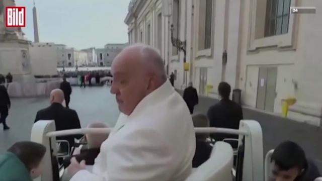Le vent joue un tour au pape François sur la place Saint-Pierre