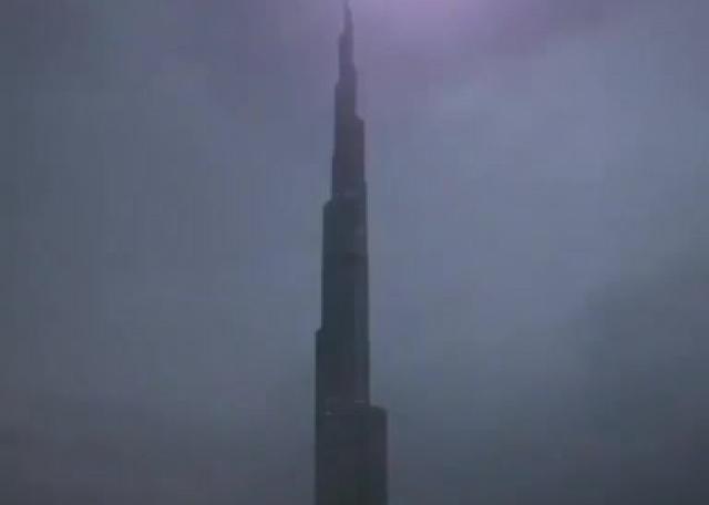 ⚡️La foudre frappe le Burj Khalifa