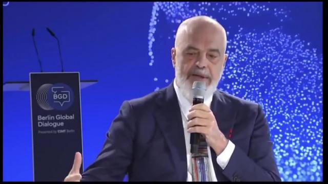 رئيس وزراء ألبانيا يعلن: وزيرة الذكاء الاصطناعي "حامل" بـ83 مساعداً رقمياً