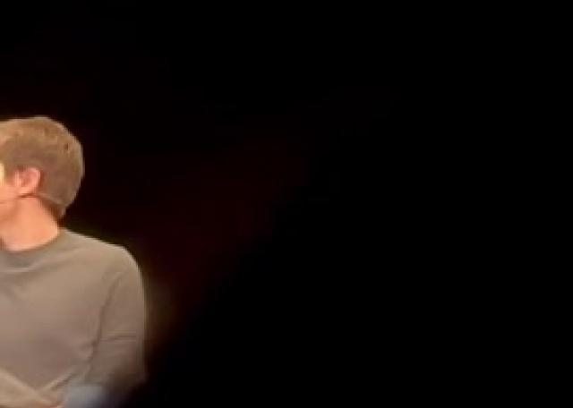  ناشطون يحتجون على الذكاء الاصطناعي: ستيف كير يسلّم مذكرة استدعاء لرئيس OpenAI على المسرح