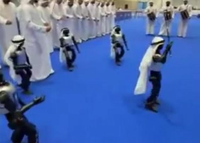 الروبوت يحيي رقصة اليولة في الإمارات