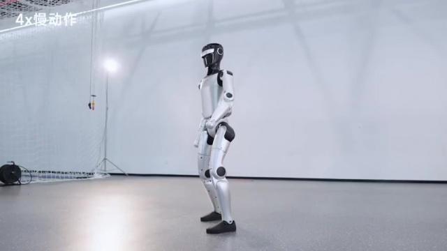 ‎ روبوت MagicLab Z يستعرض خفته… جيل جديد من البشر الآليين ثنائيي الأرجل