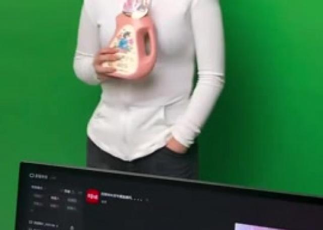 ذكاء اصطناعي يحوّل خلفية خضراء إلى مشهد إعلاني مكتمل في لحظة