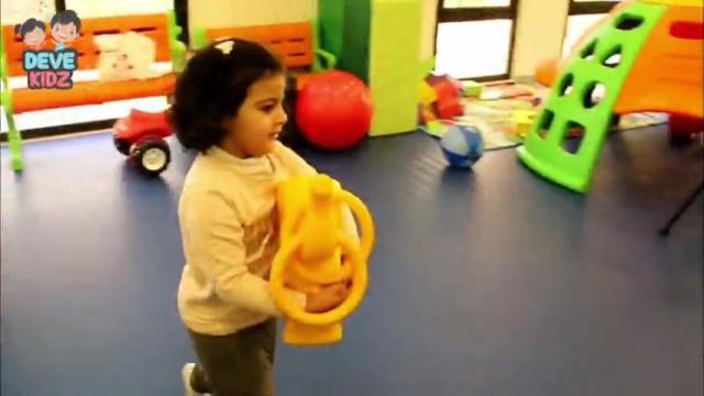 يحمل الطفل لعبة كبيرة الحجم أثناء المشي