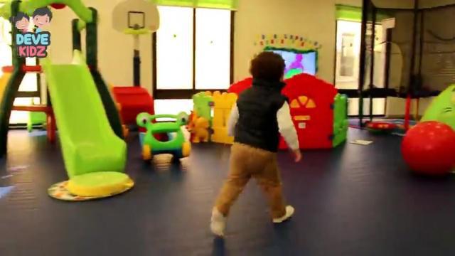 يركض الطفل بعدم تناسق حركي بين يديه و وساقيه