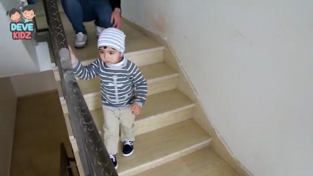 يصعد الطفل و ينزل على الدرج بمسك الدرابزين وبوضع نفس القدم على العتبة