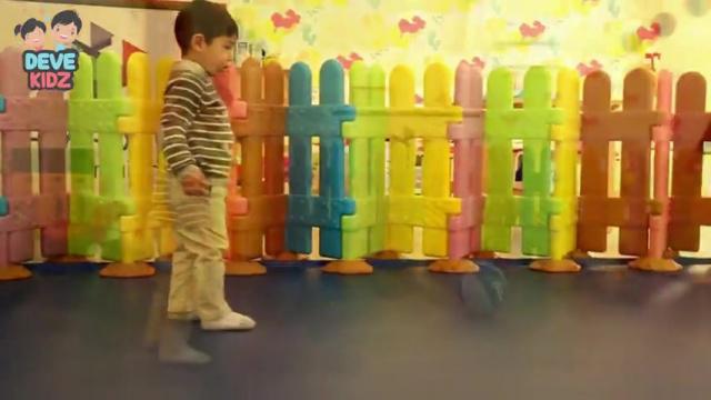 يركل الطفل كرة