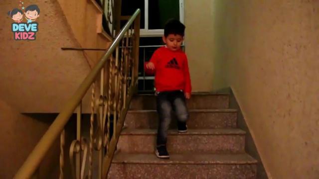 الطفل يصعد و ينزل على الدرج باستقلالية وبوضع كلتا القدمين على نفس العتبة