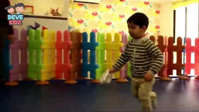 الطفل يركض بتناسق حركي جيد