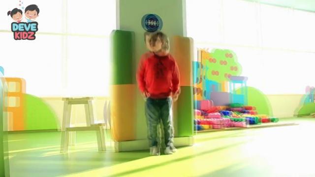 الطفل يقفز في نفس المكان