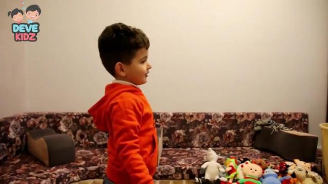 الطفل يرمي كرة من اعلى مستوى الكتف