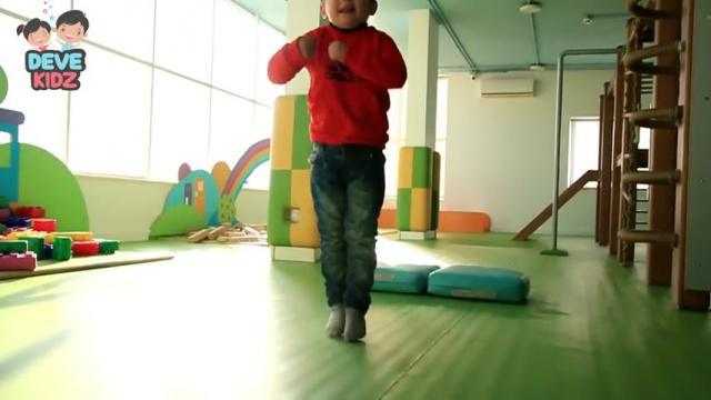 الطفل يقفز للأمام