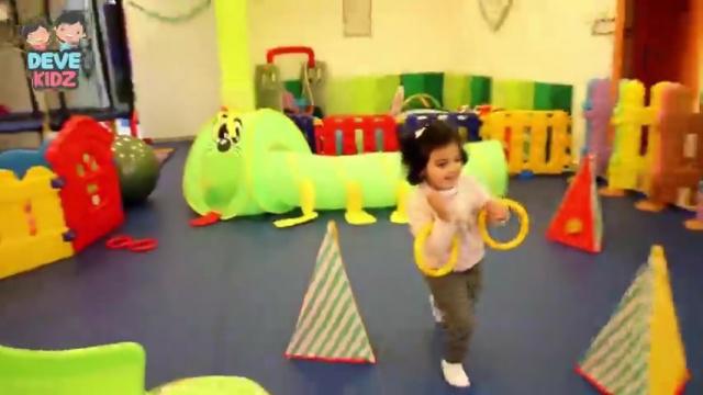 الطفل يتفادى أو يبتعد عن الحواجز أثناء المشي