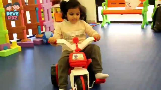 الطفل قادر على تبديل دراجة ثلاثية العجلات